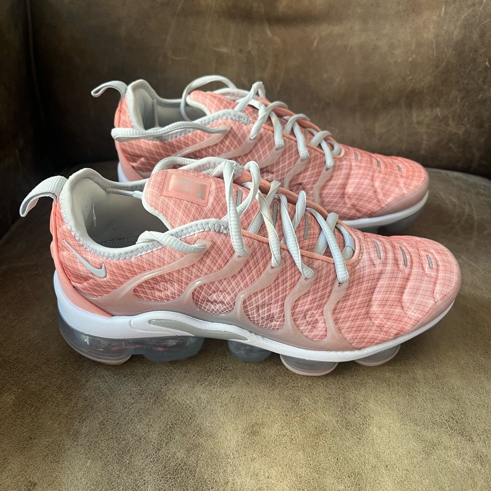 Nike Vapormax Plus Pink Sneakers with Breathable Mesh and Cushioned Sole Women 7